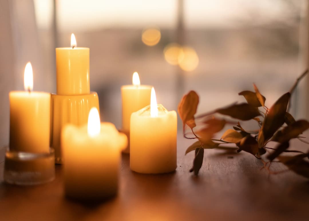Velas encendidas sobre una mesa de madera